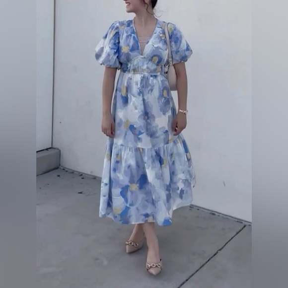 Jessica Simpson Dresses & Skirts - Jessica Simpson Blue and White Floral Puff-Sleeve Midi Dress
